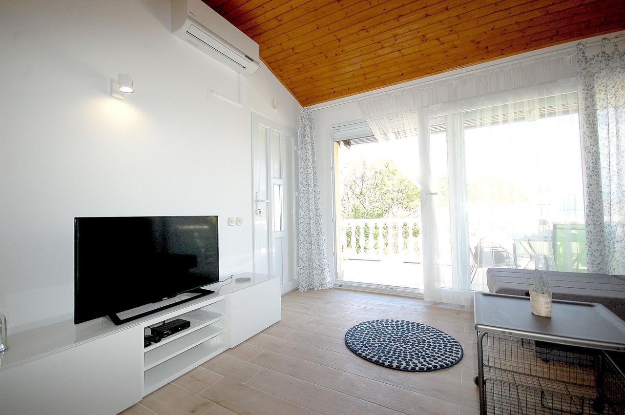Apartment Bedenikovic By El-Pi Tours Malinska Bagian luar foto